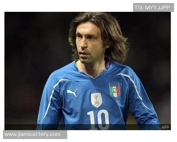 意大利足球明星长发飘逸的魅力与风采探秘